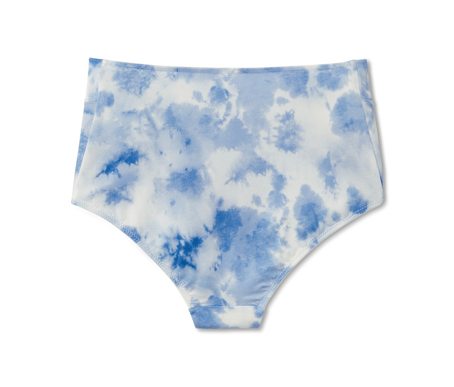 Nahaufnahme einer einzelnen Highwaist-Panty mit blau-weißem Batikmuster.