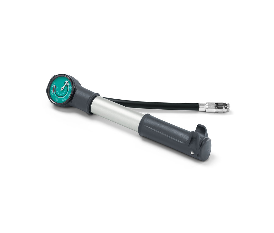 Eine grau-silberne 2-Wege-Minipumpe mit schwarzem Schlauch und grünem Manometer auf weißem Hintergrund.