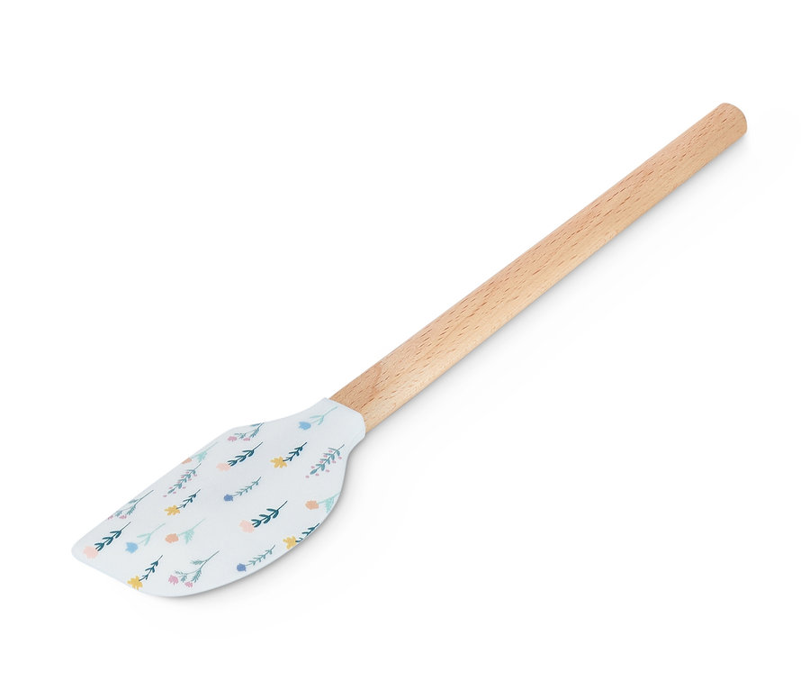 Ein Teigschaber mit Holzgriff und Blumenmuster auf dem weißen Teil.