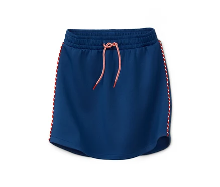 Ein blauer, sportlicher Jerseyrock mit roten und weißen Streifen an den Seiten.