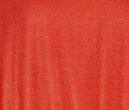 Detailaufnahme eines roten Jerseykleids mit feinen horizontalen Streifen.