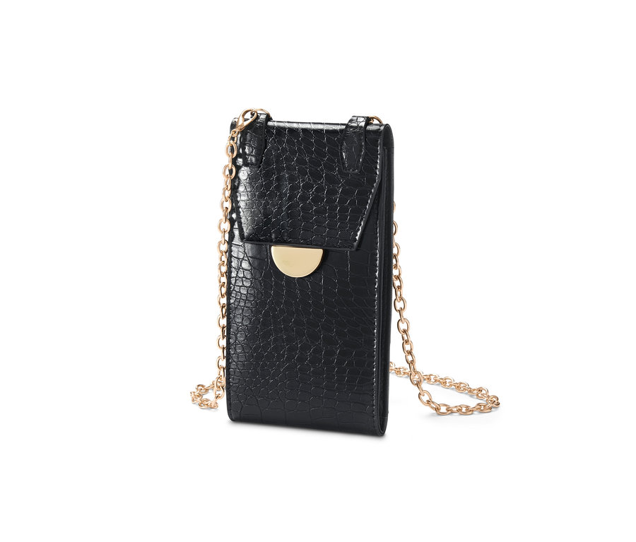 Eine schwarze Mini-Tasche mit gemustertem Riemen.