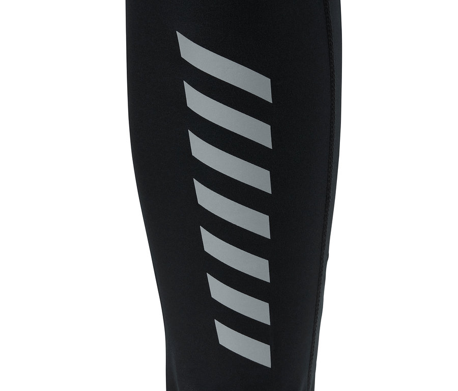 Detail einer Fahrradhose mit reflektierenden Streifen.