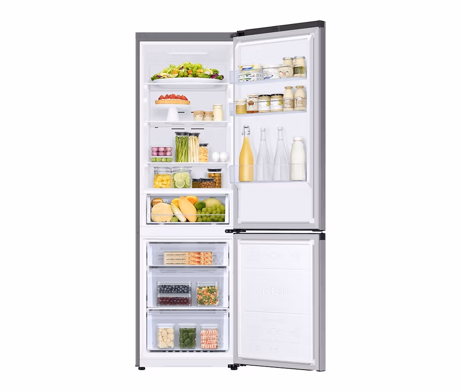Ein geöffneter Kühlschrank voller Lebensmittel. Im Kühlschrank befindet sich eine Samsung-Kühl-Gefrier-Kombination »RL36T600CSA/EG«.