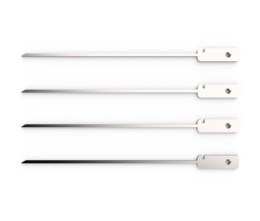 Vier Knister Grillspieße aus Silber auf weißem Hintergrund.
