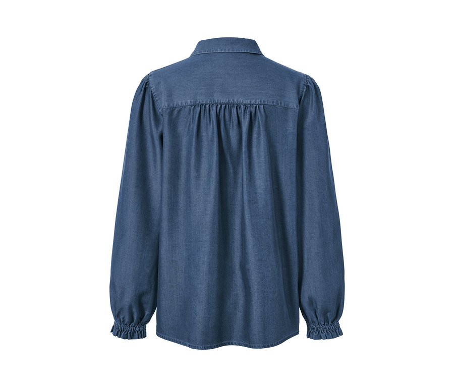 Detailansicht der Rückseite einer Jeansbluse mit Puffärmeln.