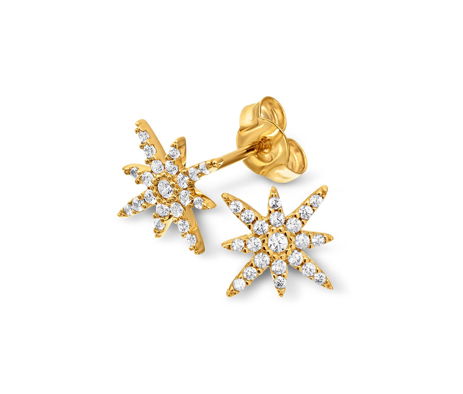 Nahaufnahme von drei goldenen Stern-Ohrsteckern mit Zirkonia auf weißem Hintergrund.