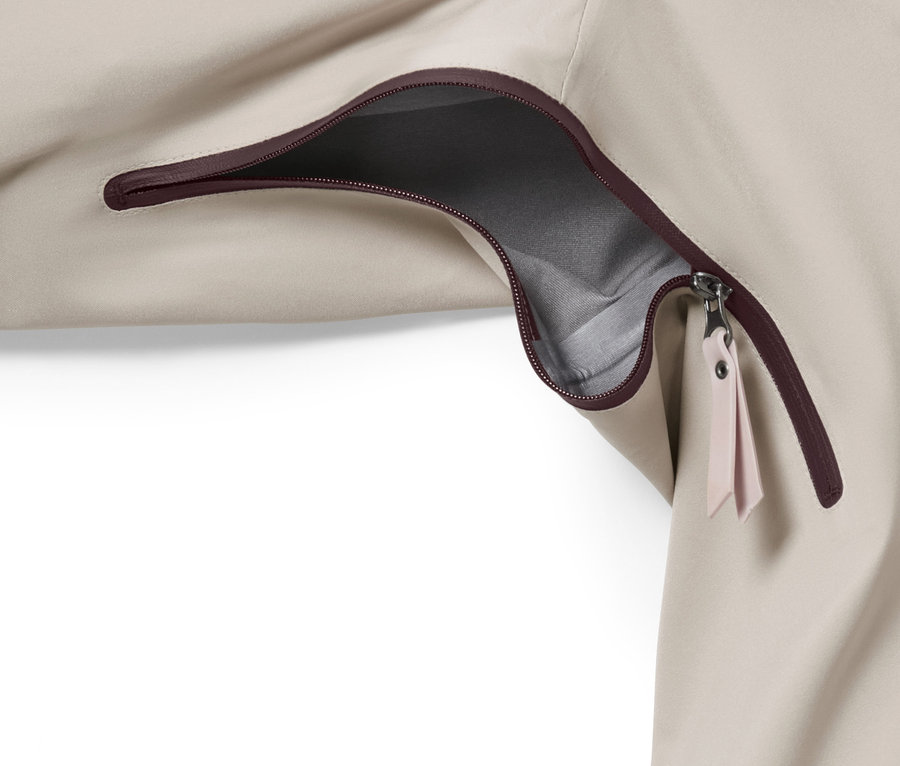 Detail einer Hardshell-Skijacke mit offener Ärmeltasche.