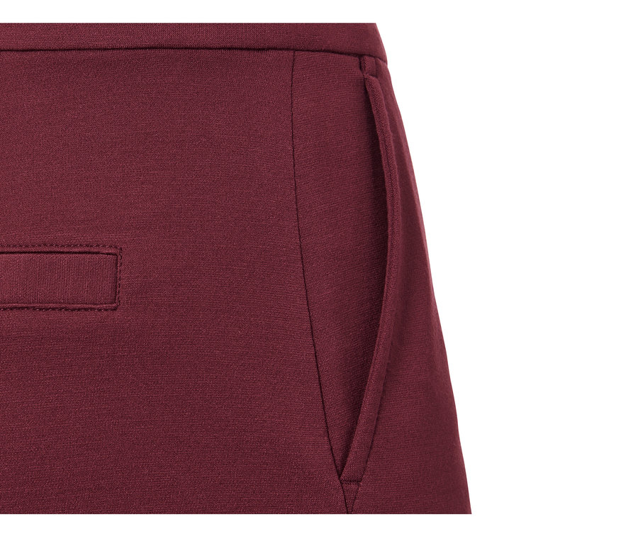 Detail einer bordeauxroten Joggpants mit Biese und Tasche.