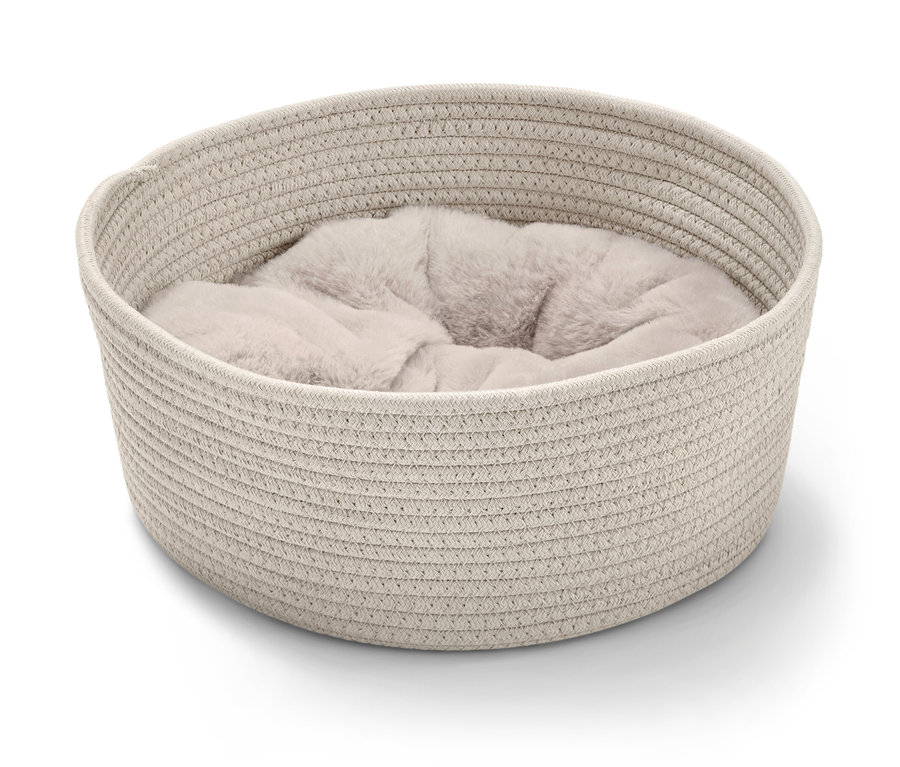 Ein Tierkorb mit Kissen in Beige.