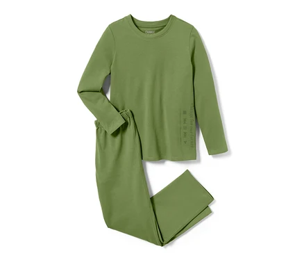 Grüner Kinder-Pyjama mit langen Ärmeln und Hosen.