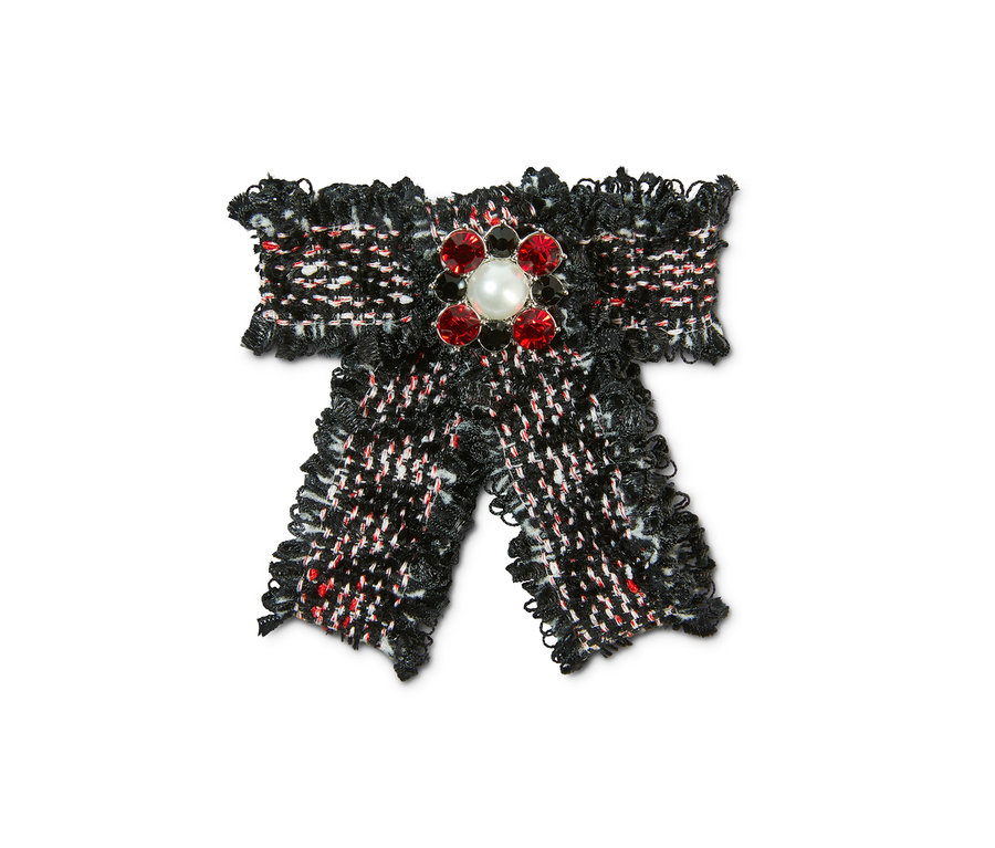 Nahaufnahme einer Schleifenbrosche aus Tweed.