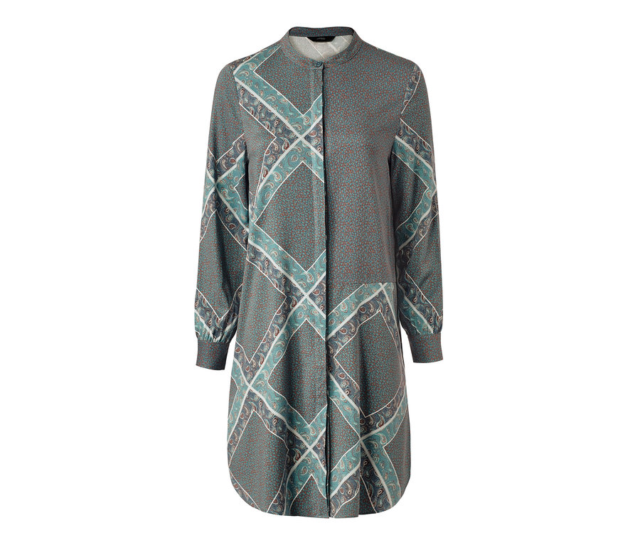 Grünes Nachthemd mit Muster.