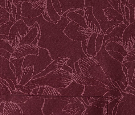 Detail einer Küchenschürze mit Blumenmuster.