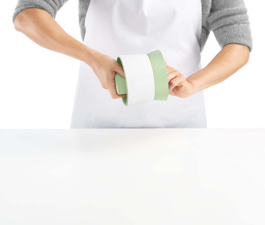 Person hält einen Veggie-Ricer.
