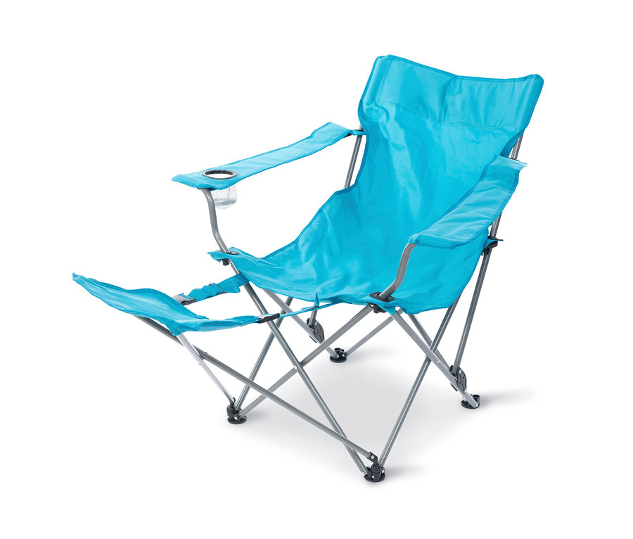 Ein klappbarer Westmann-Campingstuhl in Blau mit Armlehnen und Getränkehalter.