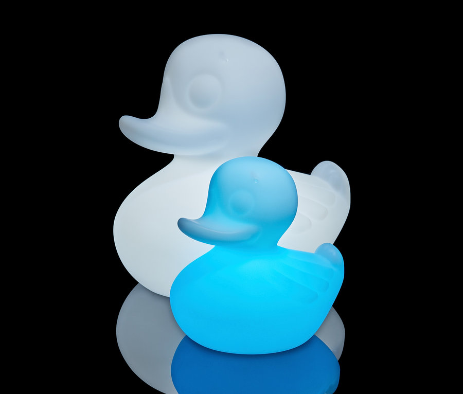 Zwei Goodnight Light LED-Leuchten »Ente«: eine blaue, kleinere und eine weiße, größere.