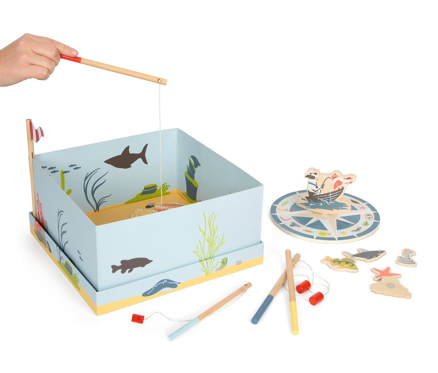 Eine Hand hält eine Angel über das small foot Angelspiel »4 Friends« Spielset mit Meeresmotiven.