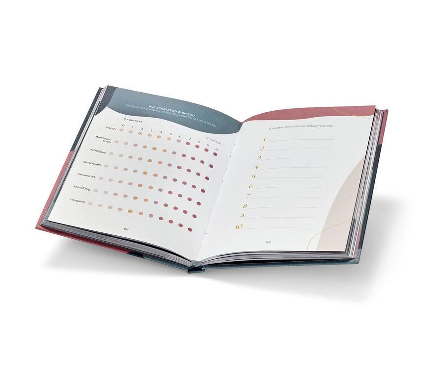 Offenes Buch "100 Fragen an mich selbst" mit Ausfüllformular.