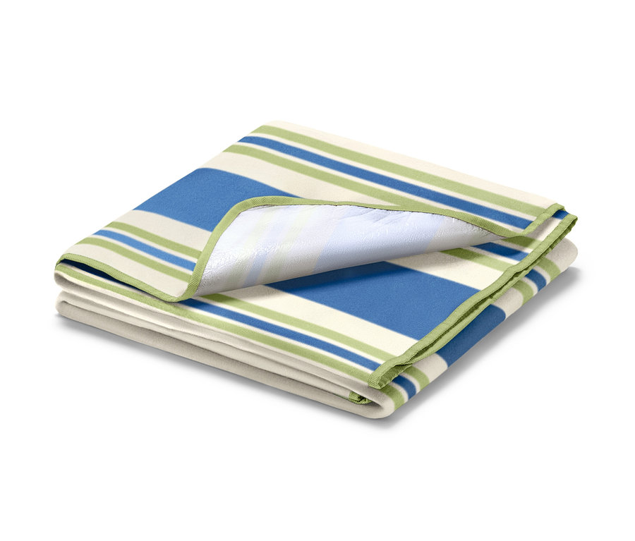 Zusammengefaltete XL-Picknickdecke mit blauen, grünen und weißen Streifen.