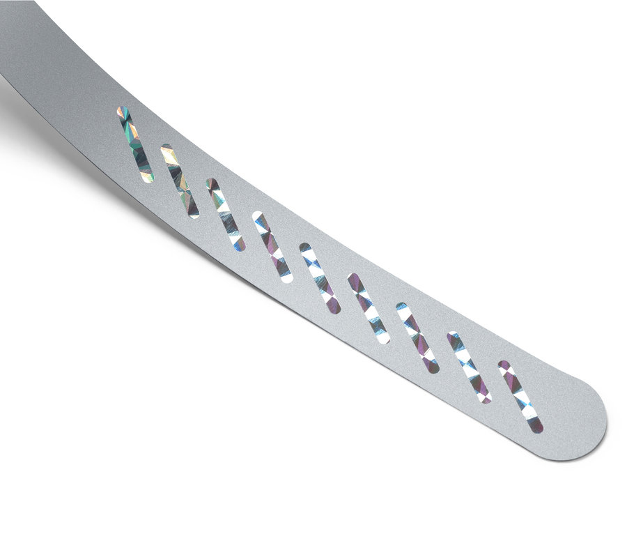 Silberner Fliegenwedler mit Öffnungen auf weißem Hintergrund.