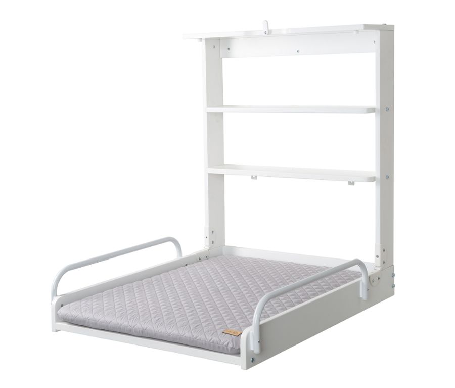 Ein weißer, heruntergeklappter Wandwickeltisch mit einer grauen Wickelauflage »roba style grau«.