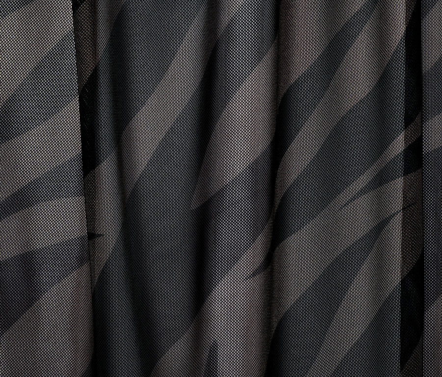 Detailaufnahme eines bedruckten Mesh-Kleids.