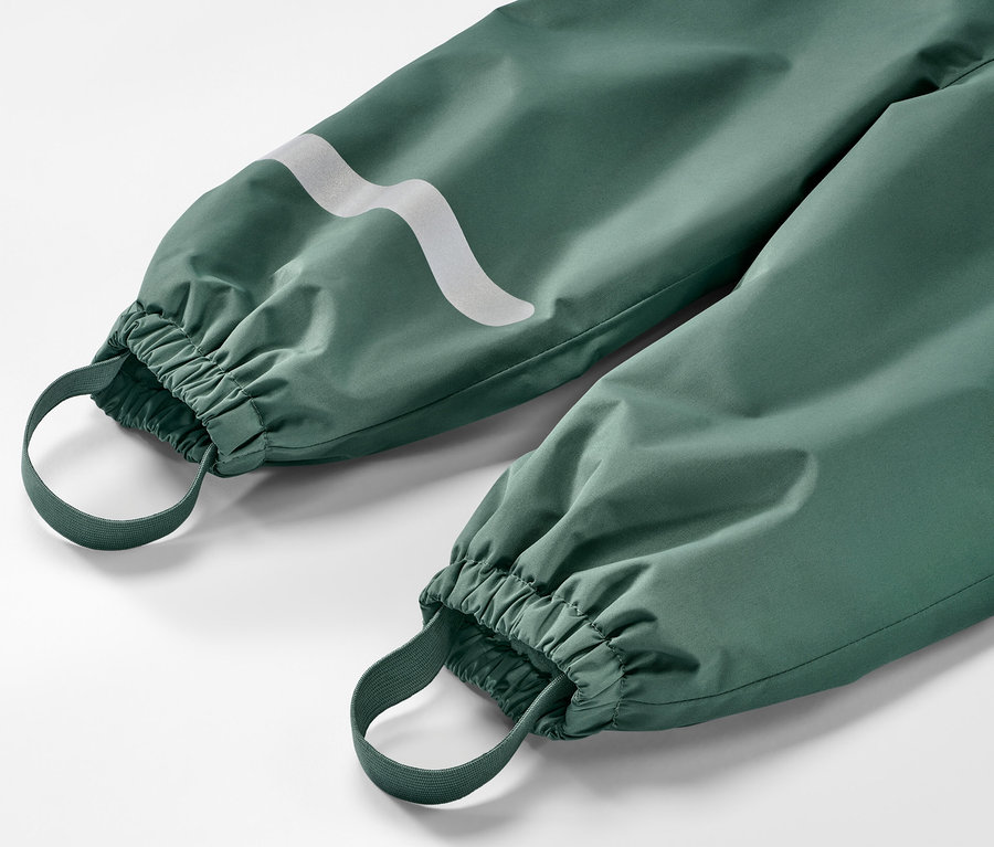 Detail einer Kinder-Thermo-Regenhose, dunkelgrün.
