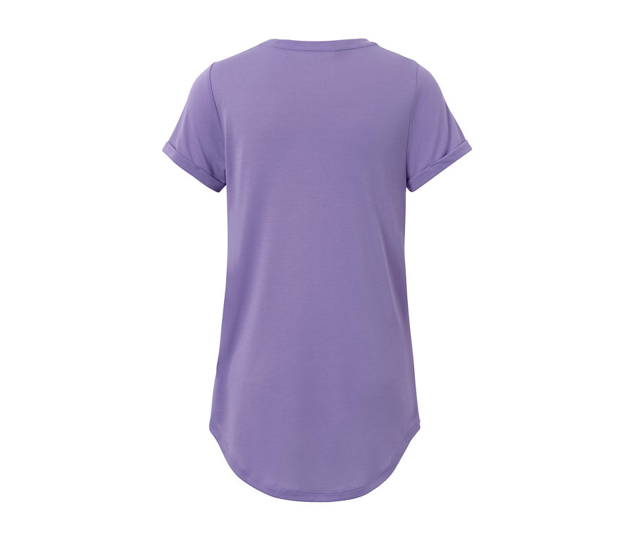 Lila Longshirt mit umgekrempelten Ärmeln.
