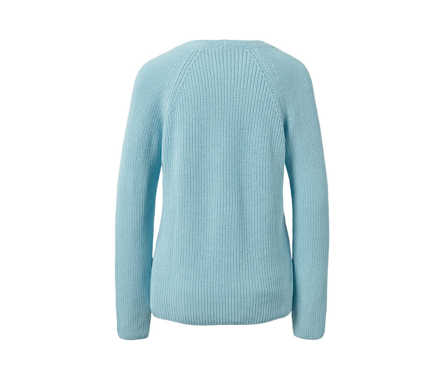 Detailansicht der Rückseite eines hellblauen Strickpullovers.