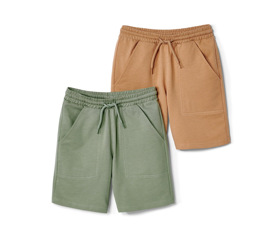 Zwei Kinder-Sweatshorts, olivgrün und braun, beide mit Taschen und Kordelzug.
