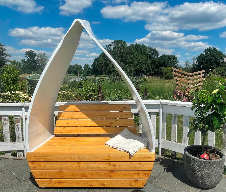 Außenansicht der Wings for Living Sitzbank »San Francisco Twin« mit weißem Rahmen und Holz-Sitzfläche mit Kissen.
