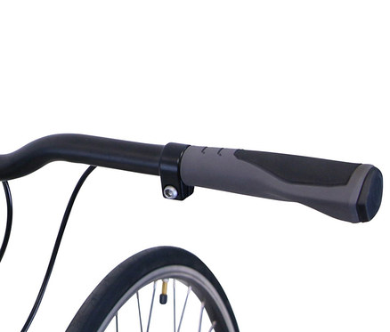 Detailaufnahme des Lenkers und des Vorderrads des grauen HAWK Bikes Fahrrads "Urban Vintage Singlespeed".