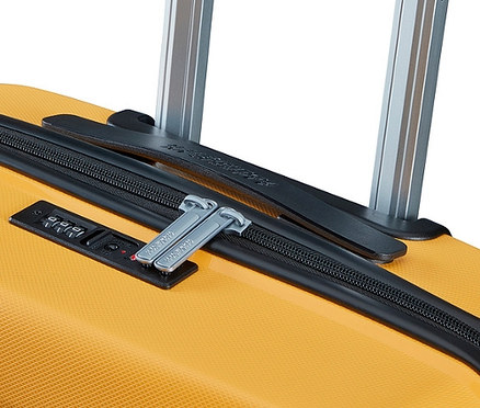 Detailaufnahme eines gelben American Tourister »Air Move« Spinner, groß mit ausziehbarem Griff.