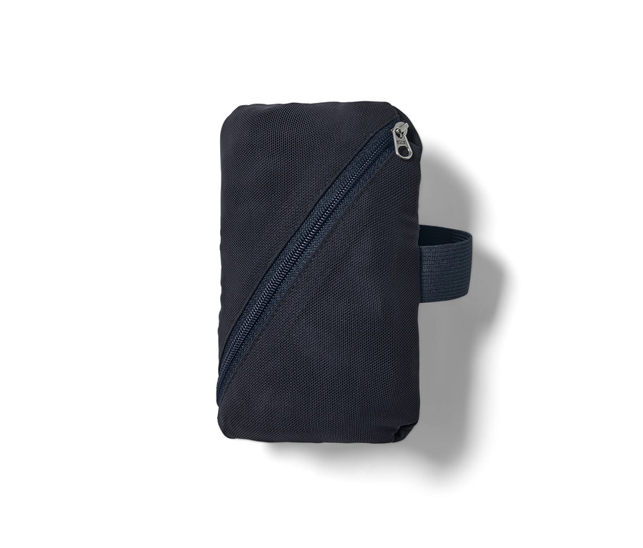 Eine verpackte Lightweight-Laufjacke mit einem Gummiband.