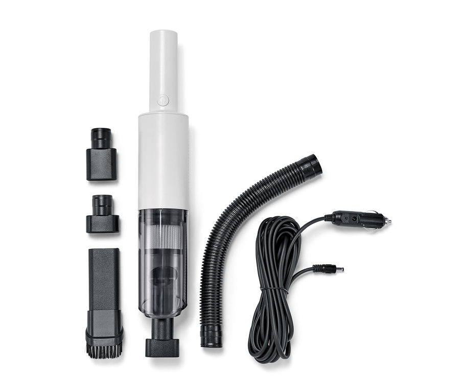 Weißer Autostaubsauger mit verschiedenen Aufsätzen und Kabel.