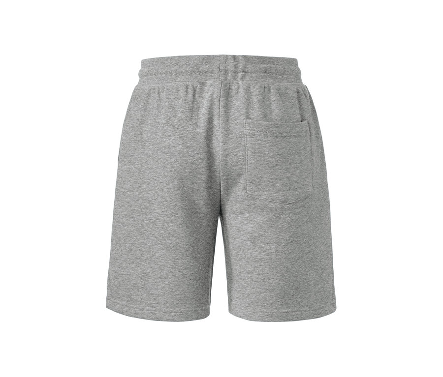 Helle graue Sweatshorts.