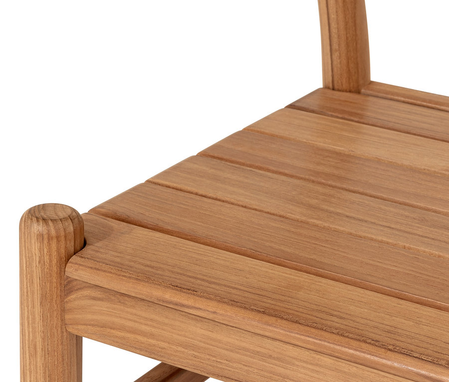 Detailansicht eines Teak-Design-Dining-Stuhls.