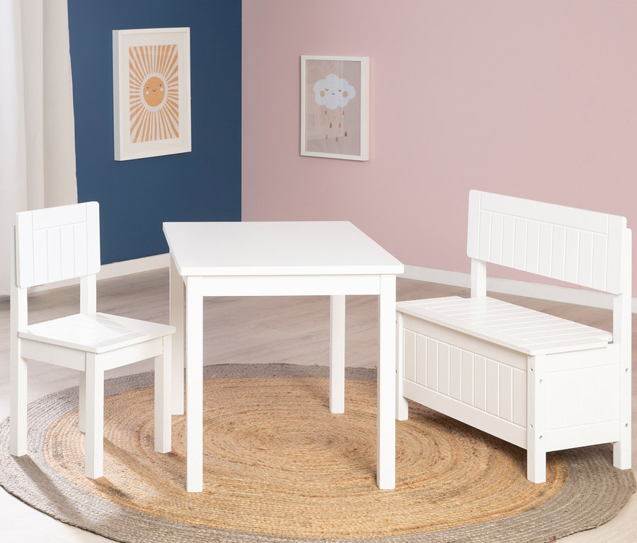 Weißer Kindertisch mit Stuhl und roba Kindertruhenbank steht auf einem runden Juteteppich im Kinderzimmer.