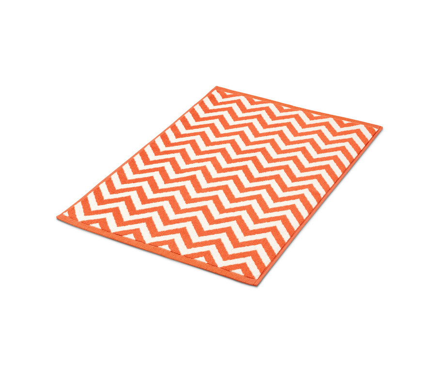 Orange-weißer Duschvorleger mit Zickzackmuster.