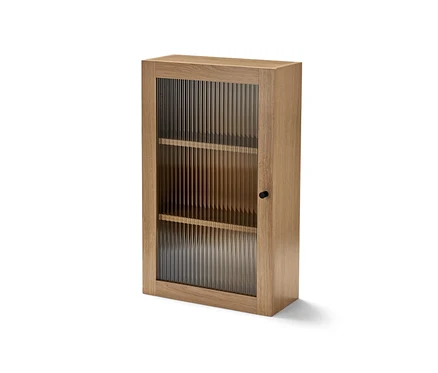 Wandschrank mit Riffelglastür.