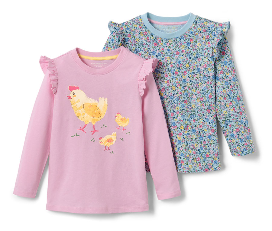 Zwei Kinder-Langarmshirts, eines rosa mit Hühner- und Kükenmuster, das andere hellblau mit Blumenmuster.
