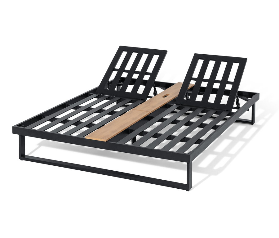 Schwarzes Daybed mit hochklappbarem Mitteltablett.