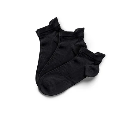 Drei Paar schwarze Funktions-Sportsocken liegen auf einem weißen Hintergrund.