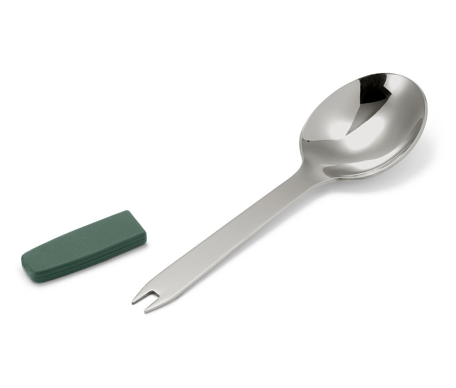 Silberner Löffel mit Gabel am Ende des Griffs und einer grünen Hülle.