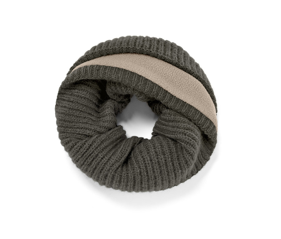 Grüner Strick-Schlauchschal.