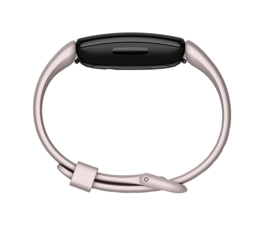 Nahaufnahme eines Fitbit Inspire 2 Fitness Trackers mit einem mondweißen Armband.