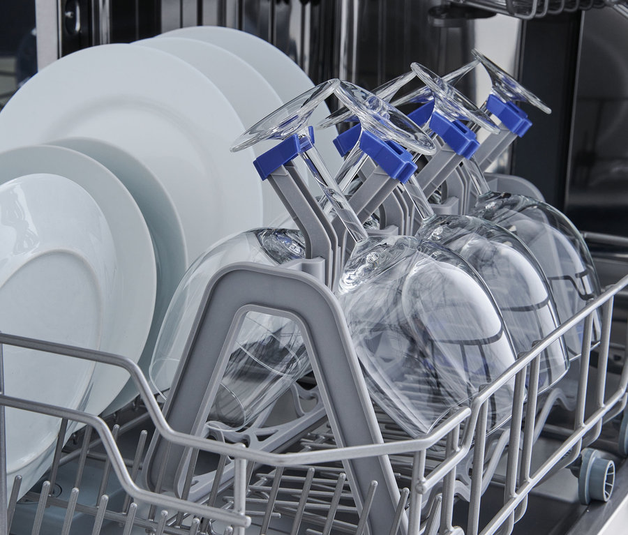 Teller und Gläser stehen im Respekta vollintegrierter-Geschirrspüler »GSP60IBAV«, ca. 60 cm, E (von A bis G).