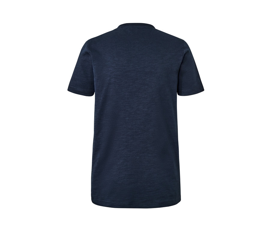 Detailansicht eines marineblauen Kurzarm-Henleys aus Slub-Garn.