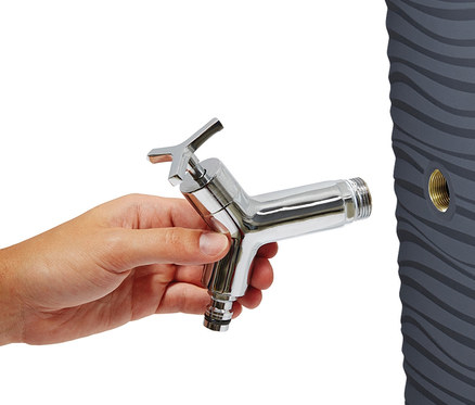 Eine Hand hält einen Wasserhahn für einen grauen Garantia 2-in-1-Regentonne-Komplett-Set, ca. 350 l.